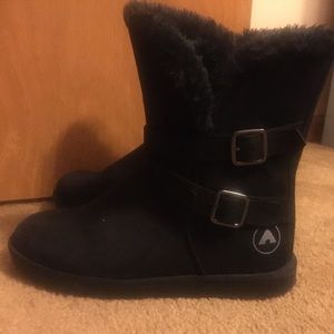 Black winter boots